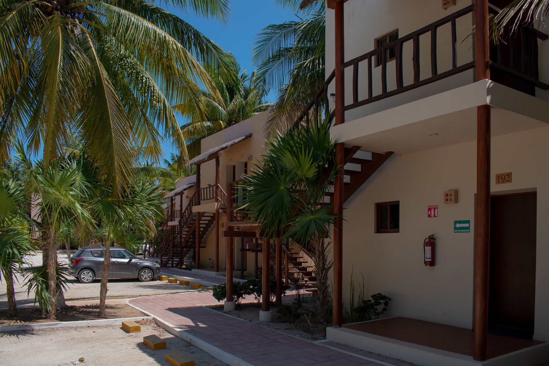 Patio y habitaciones de Tecnohotel Beach