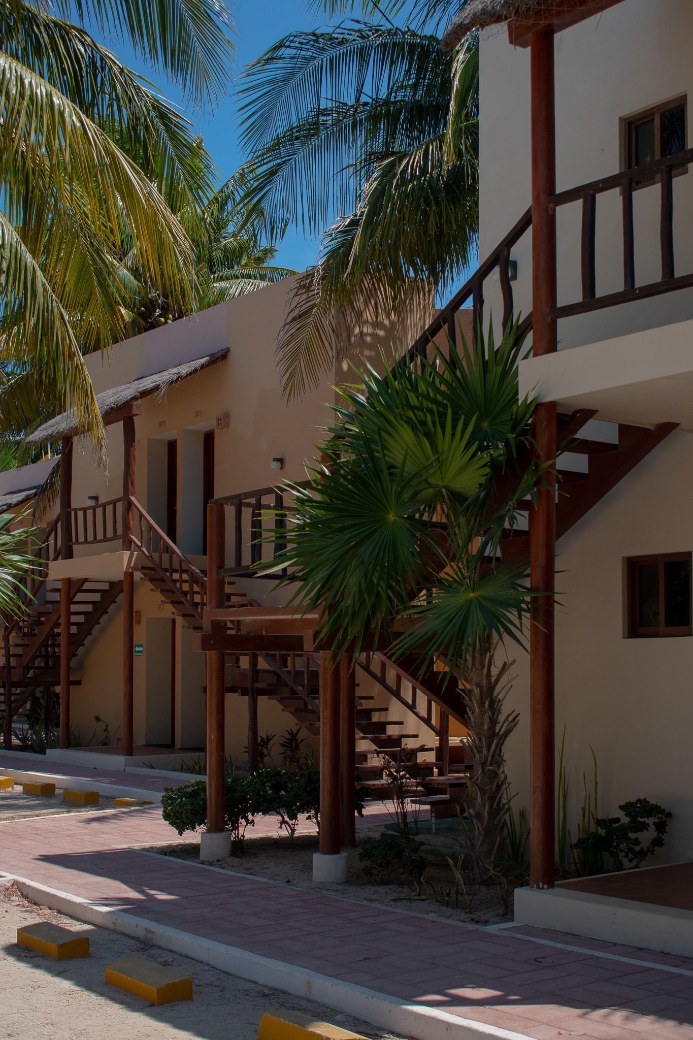 Habitaciones  con escaleras que conducen al segundo piso de Tecnohotel Beach