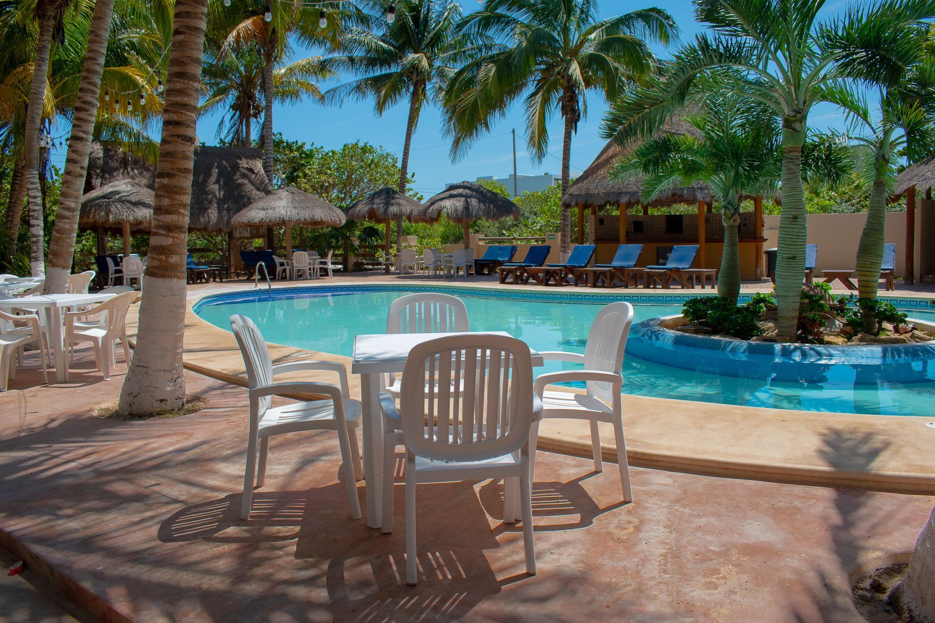 Una piscina con una mesa en Tecnohotel Beach.