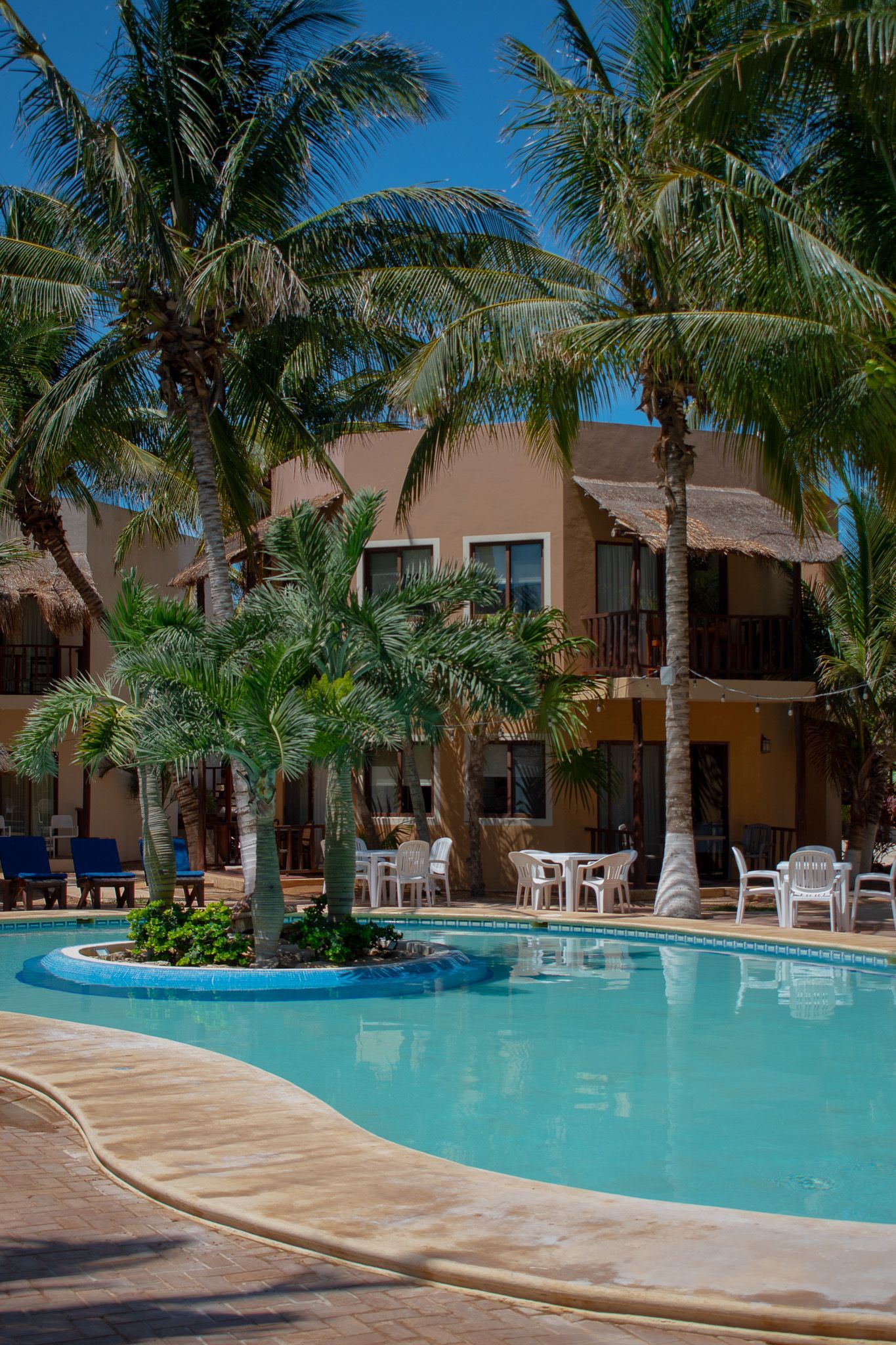 Una gran piscina rodeada de palmeras frente a Tecnohotel Beach