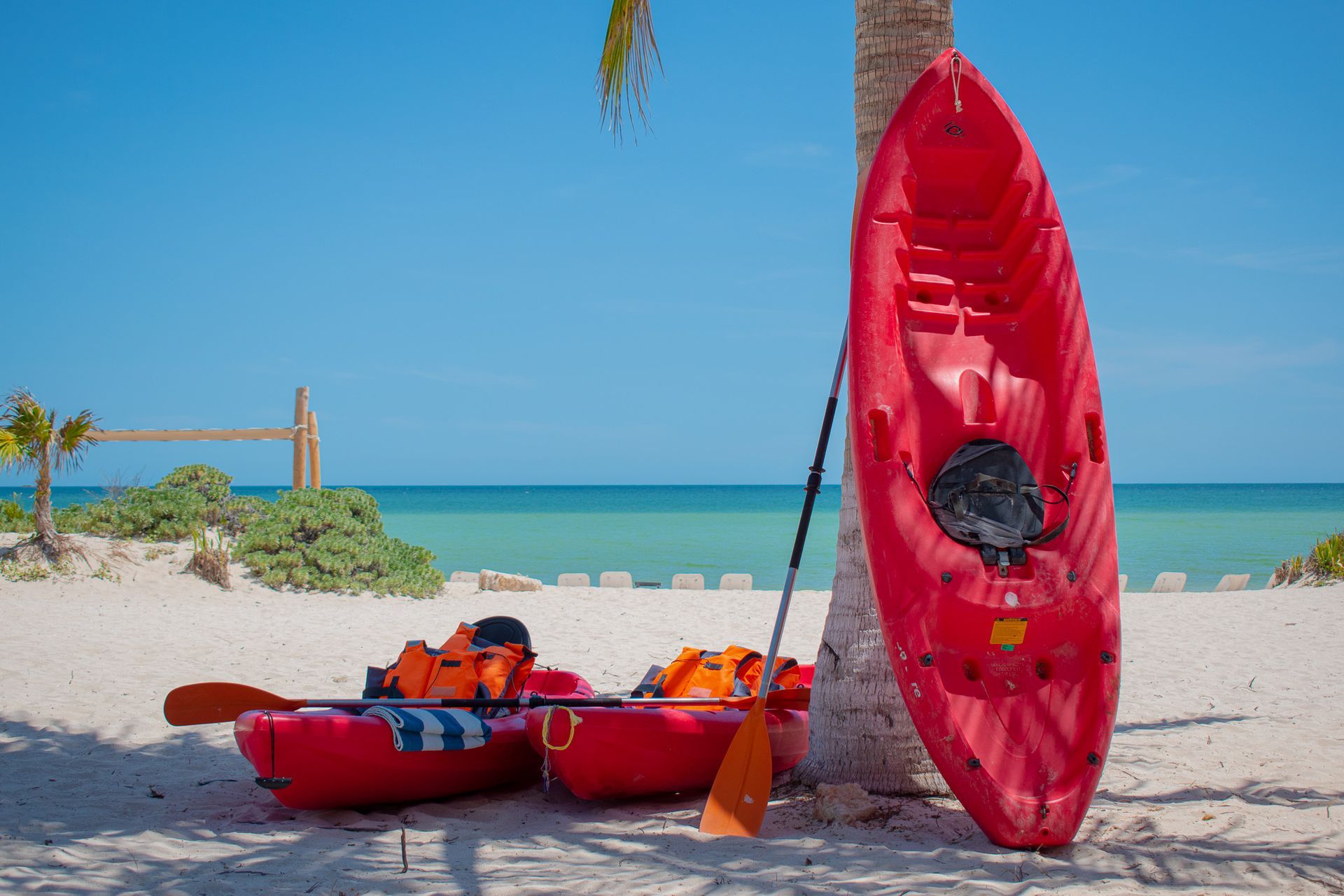 Dos kayaks rojos en la playa de Tecnohotel Beach