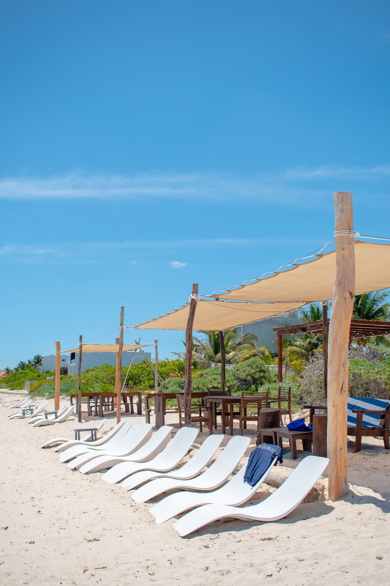 Sillas blancas en playa de Tecnohotel Beach