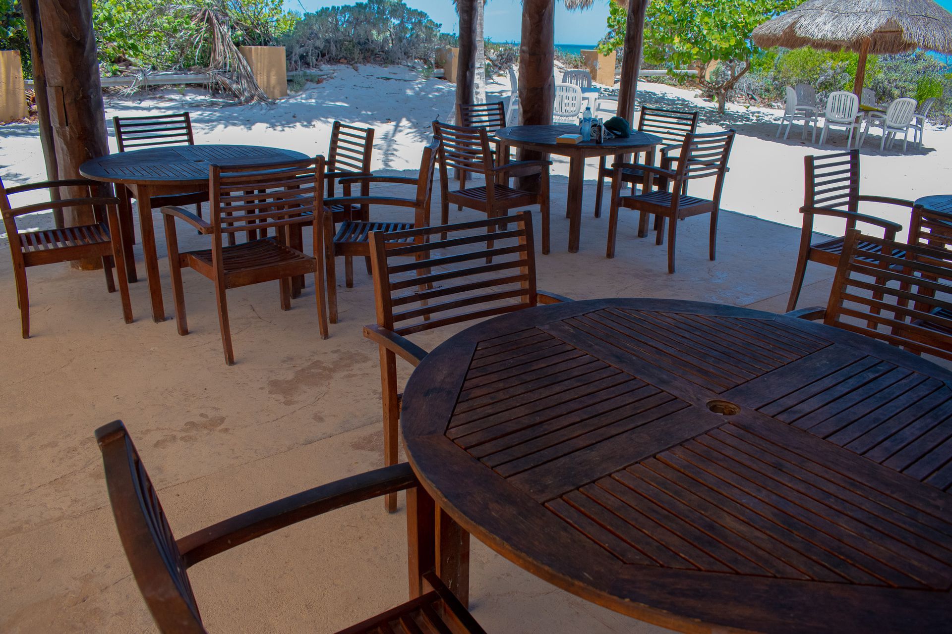 Una mesa y sillas de madera en Tecnohotel Beach