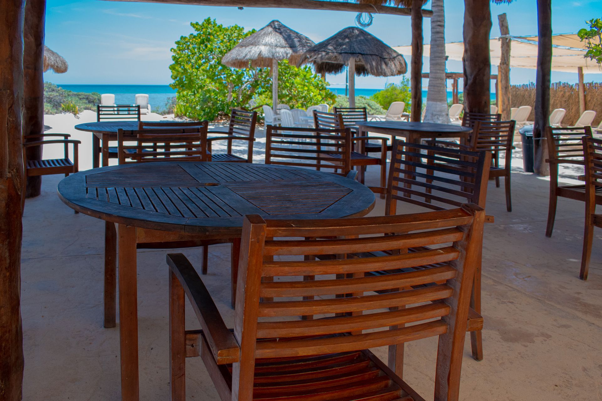 Una mesa y sillas en una playa con vista al mar en Tecnohotel Beach