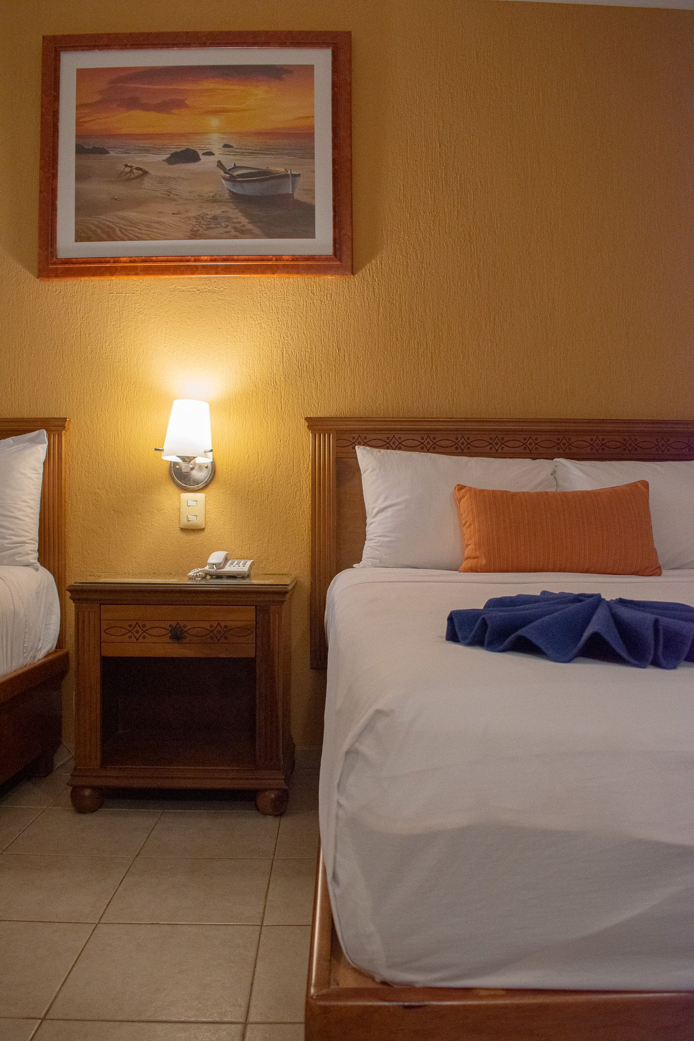 Una habitación de hotel con dos camas, una mesita de noche y un cuadro en la pared en Tecnohotel Beach.