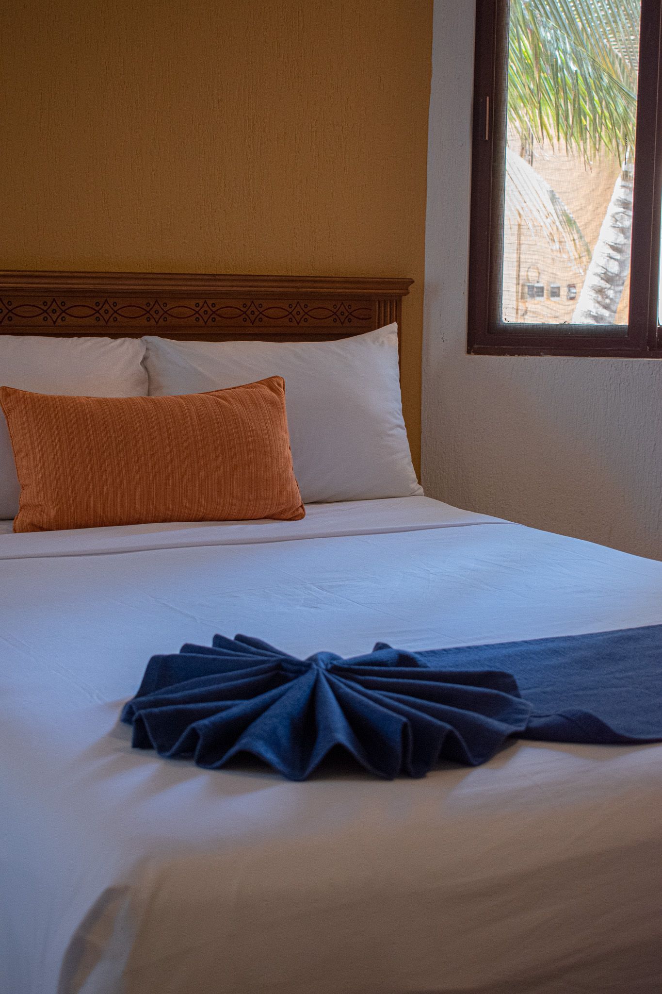 Una cama con una toalla encima en una habitación de Tecnohotel Beach.