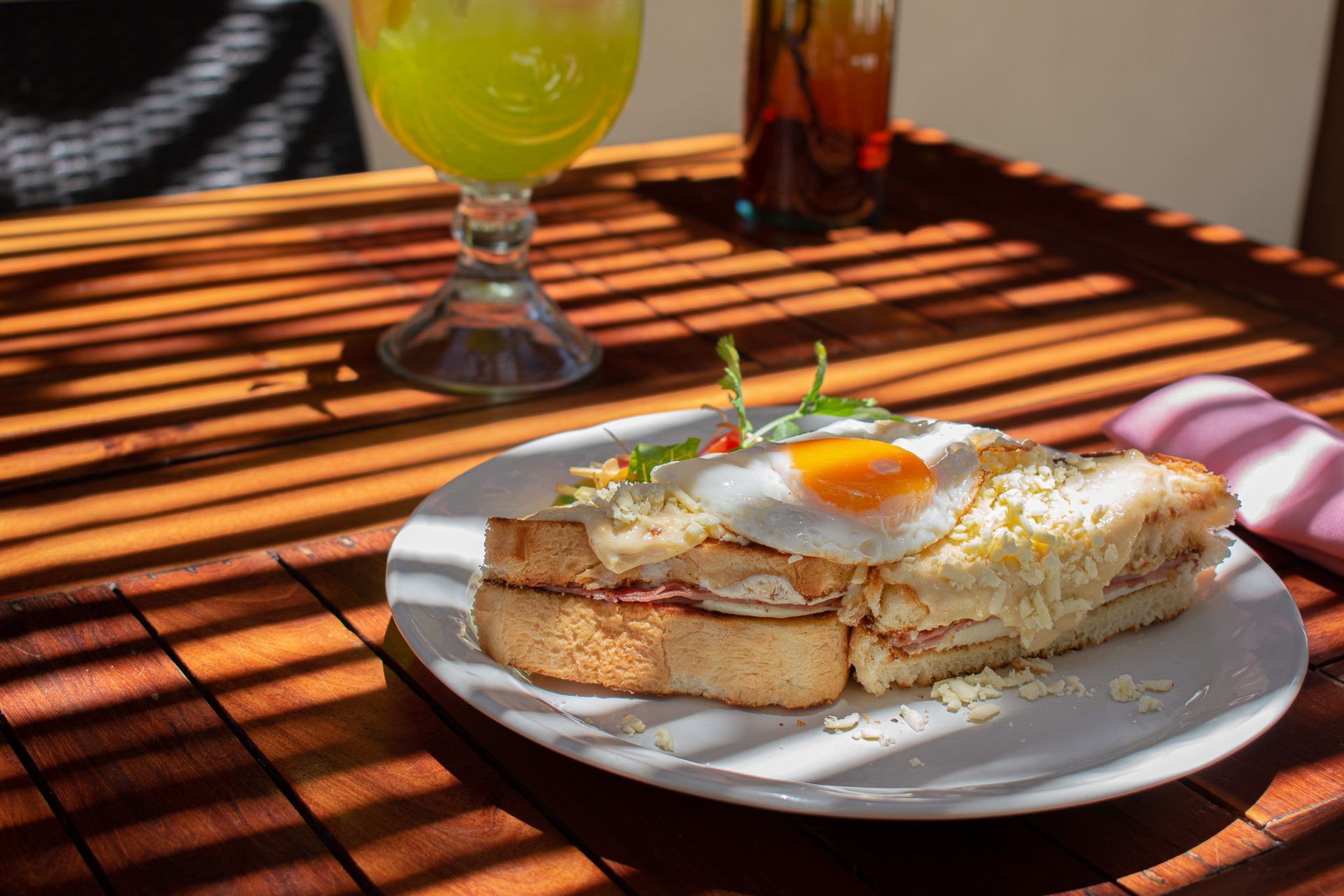 Un sándwich con un huevo frito restaurante Tecnohotel Beach