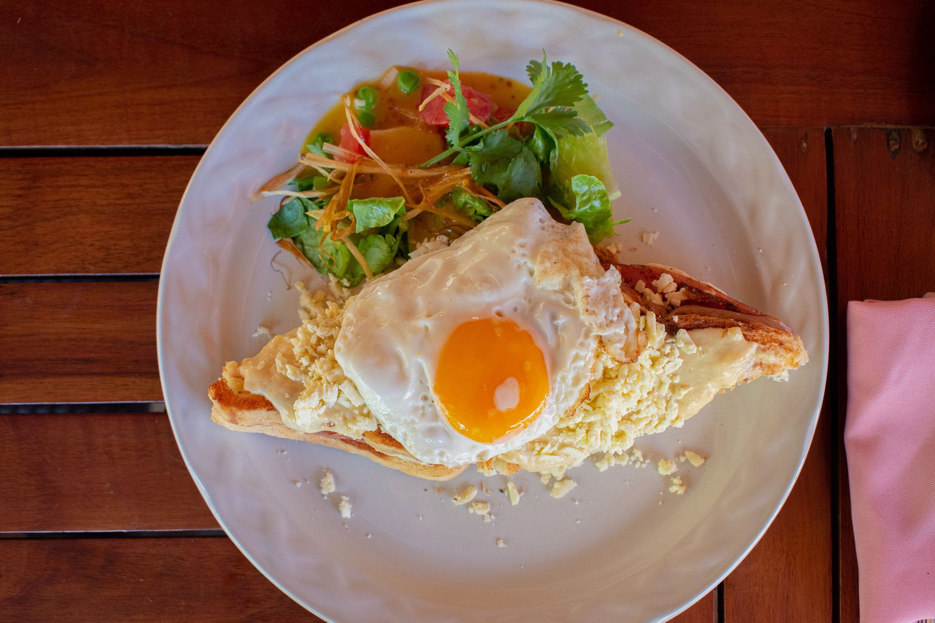 Un plato blanco cubierto con un huevo frito en Tecnohotel Beach