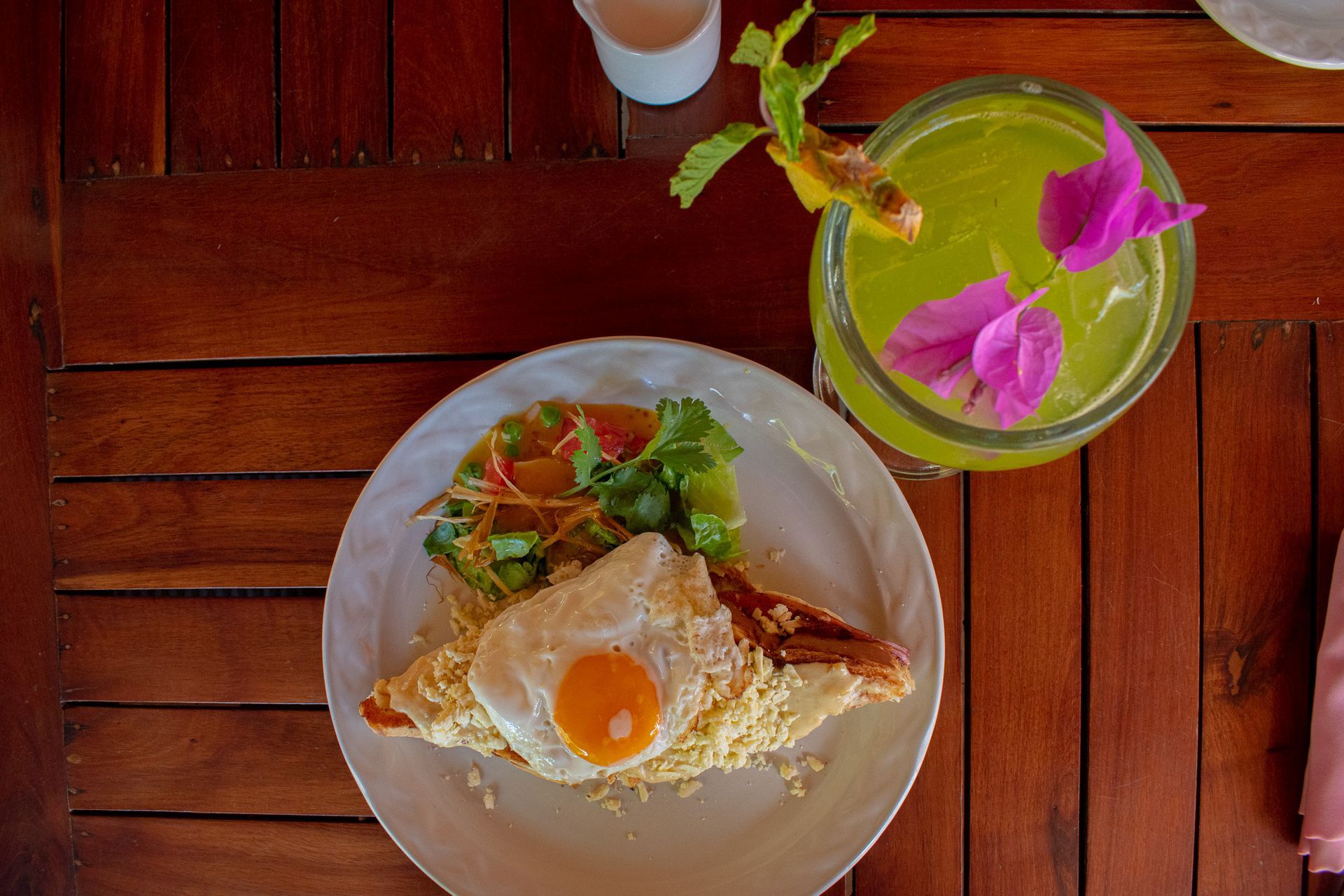 Un plato de comida y una bebida en Tecnohotel Beach