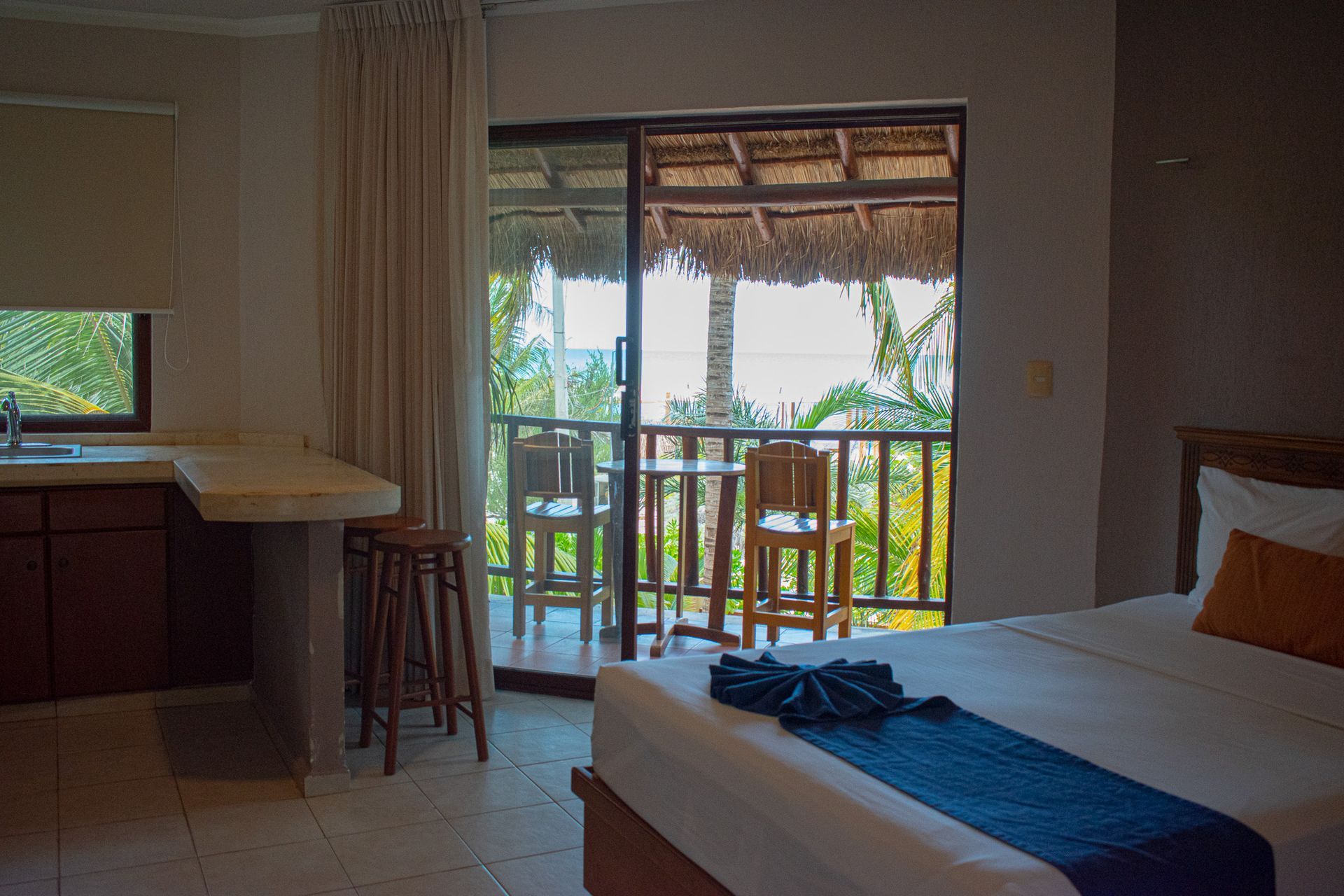 Una habitación de Tecnohotel Beach con una cama.