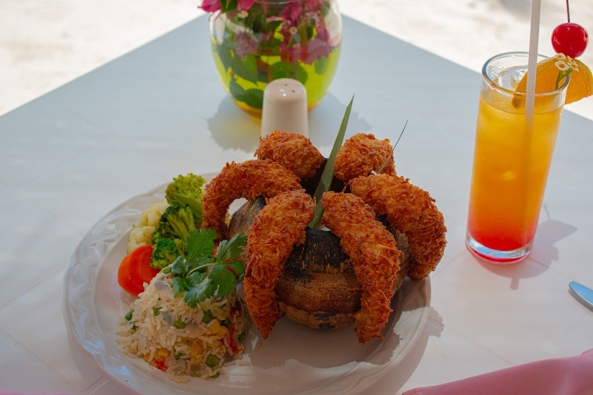 Un plato de comida y una bebida en Tecnohotel Beach