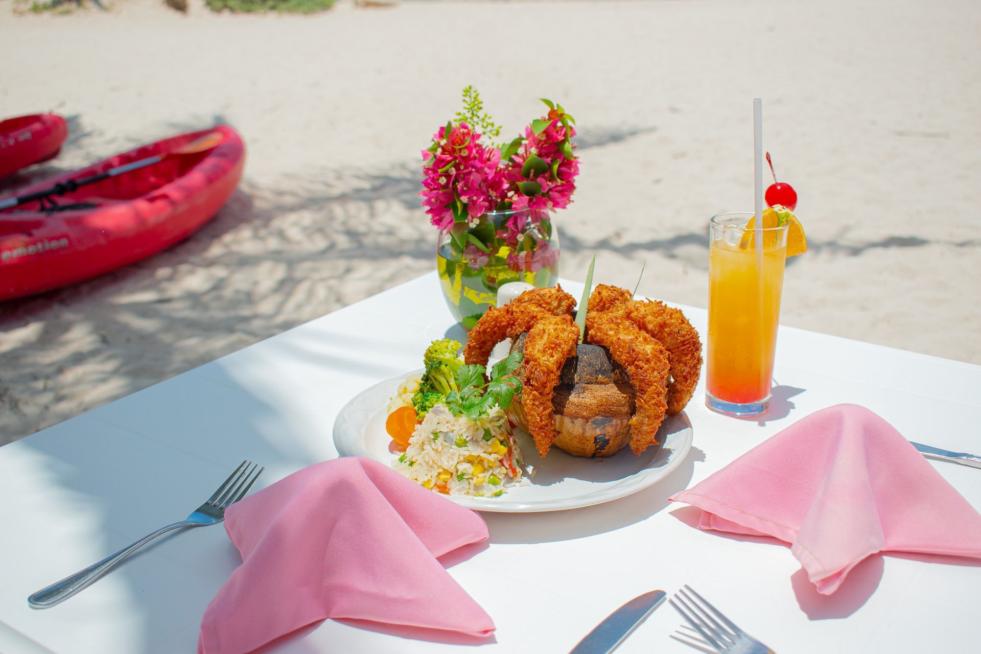 Un plato de comida y una bebida en Tecnohotel Beach.