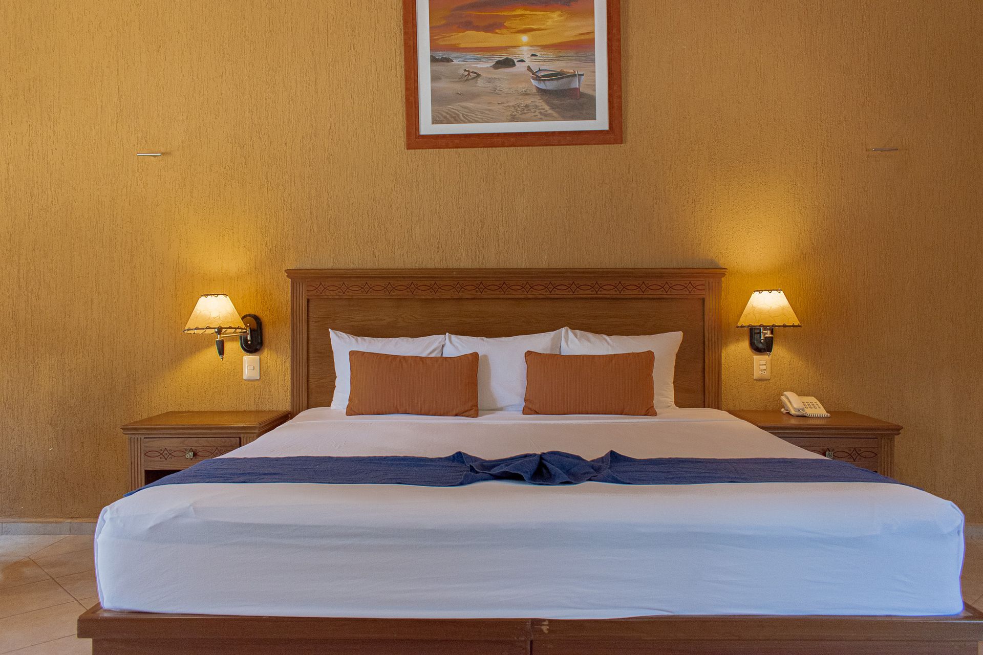 Una habitación de hotel con una cama  en Tecnohotel Beach.