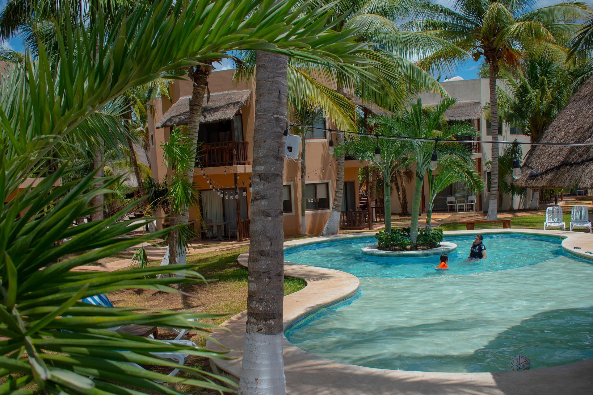 Una gran piscina rodeada de palmeras en Tecnohotel Beach