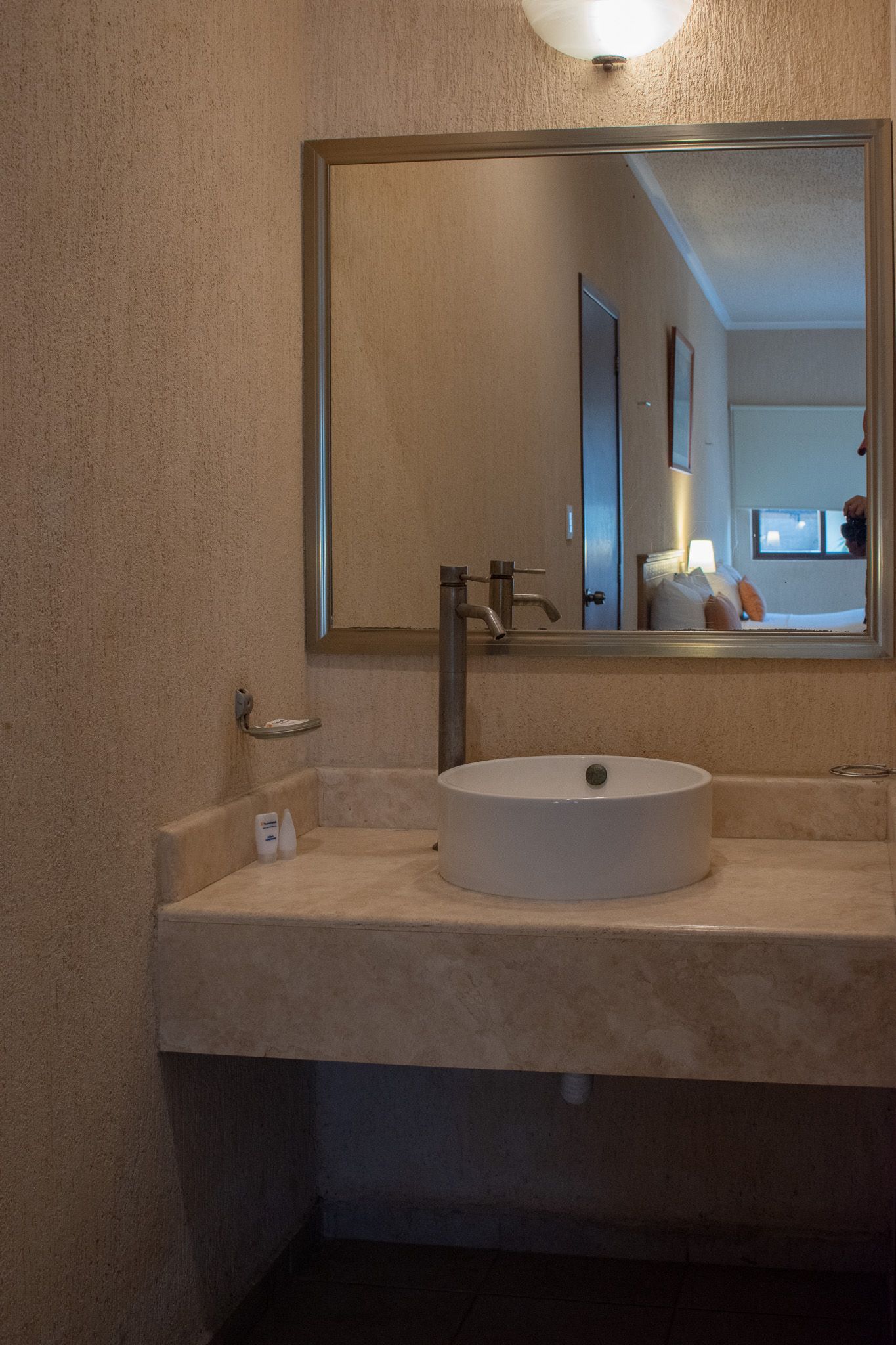 Un baño con lavabo y un espejo grande en Tecnohotel Beach.