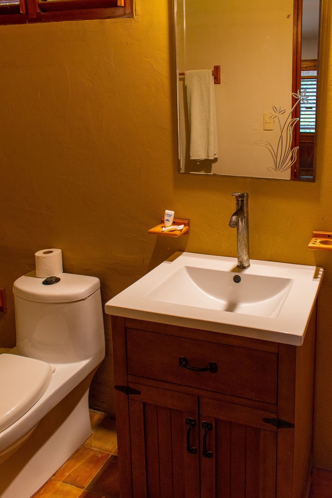 Un baño con lavabo, inodoro y espejo de Tecnohotel Beach