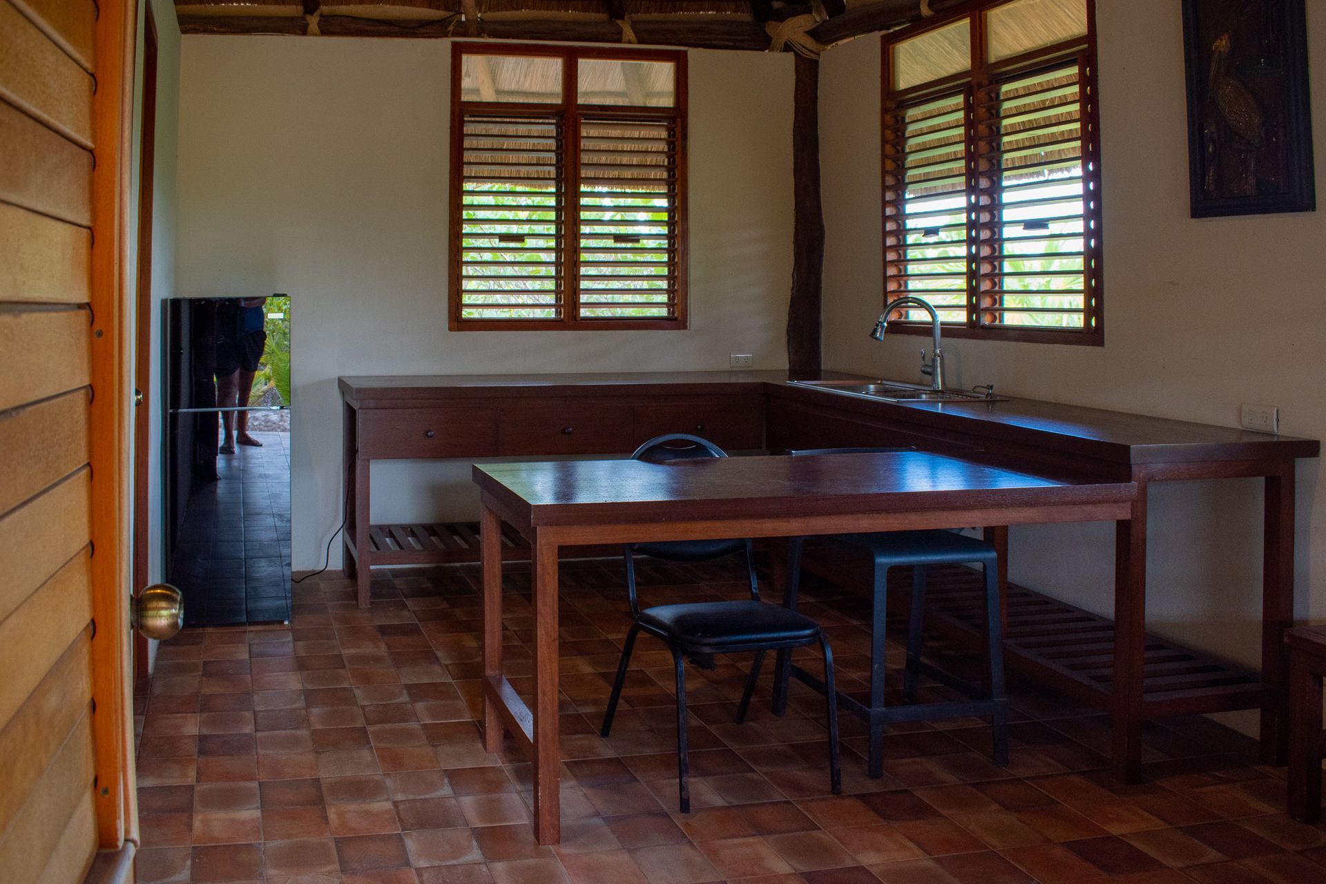 Una cocina con mesa y sillas y un refrigerador en Tecnohotel Beach