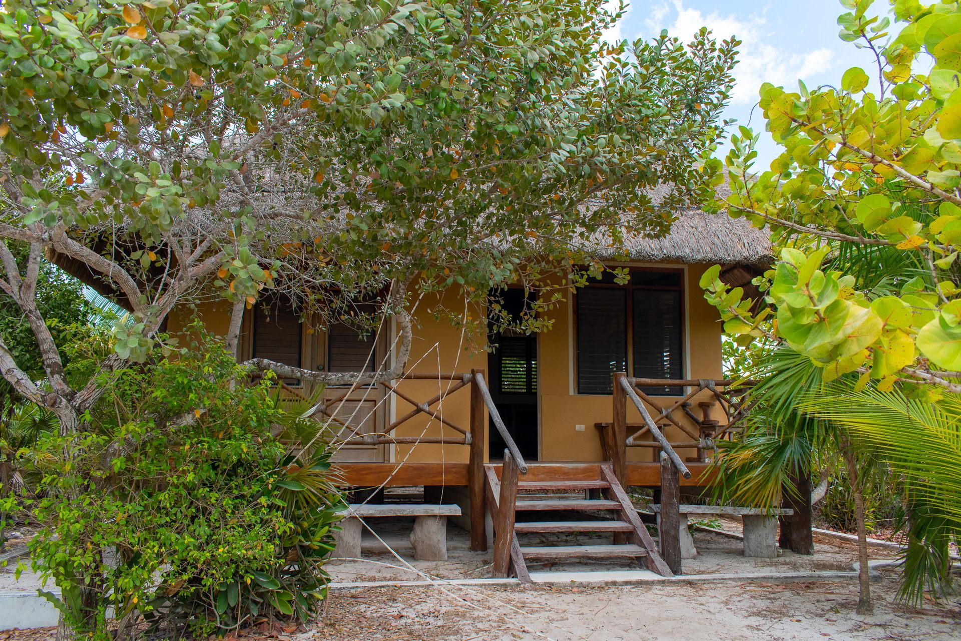 Una pequeña cabaña con escaleras que conducen a ella en Tecnohotel Beach
