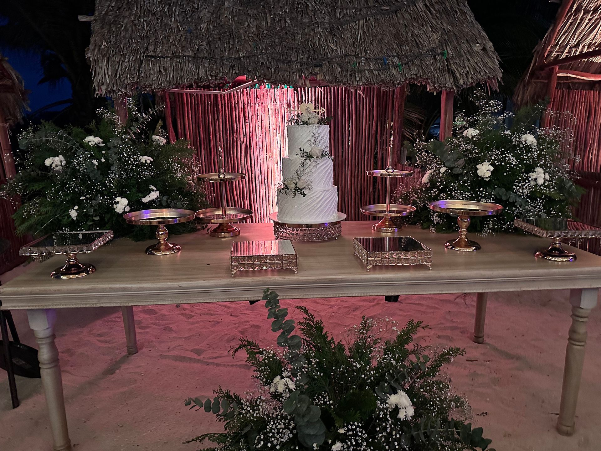 Una mesa con un pastel encima y flores encima.