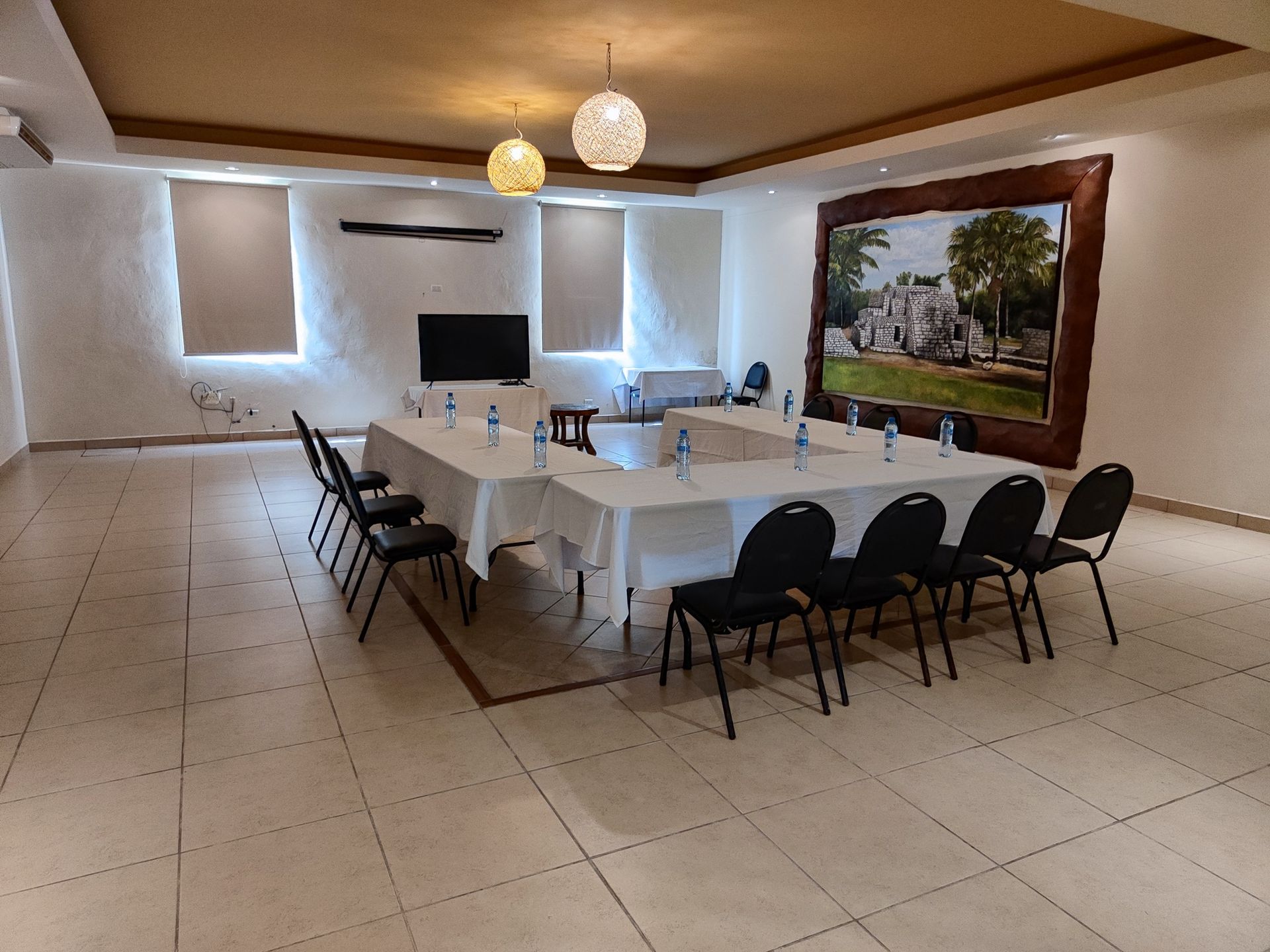 Una sala de conferencias con mesas y sillas en Tecnohotel Beach