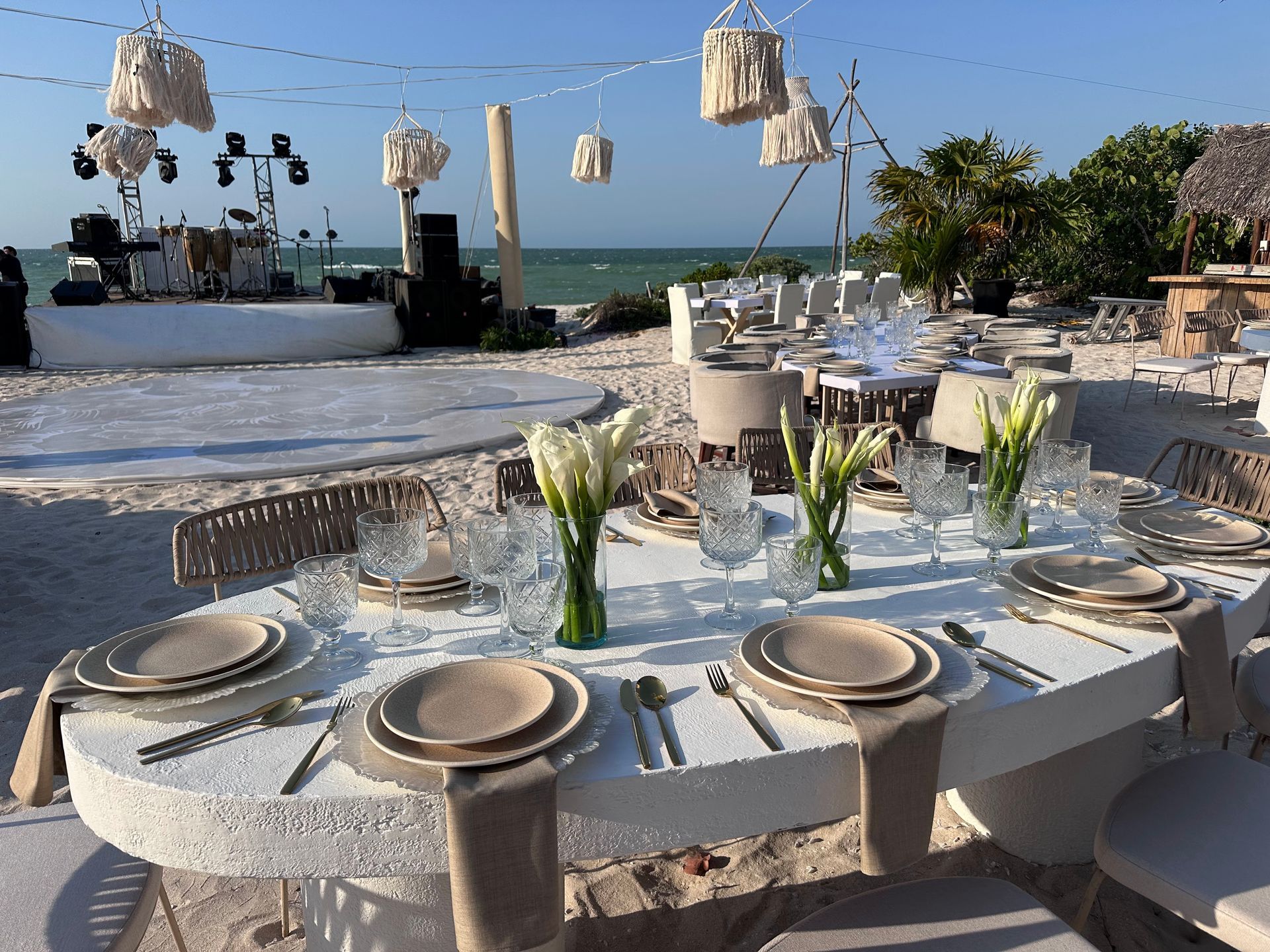 Una mesa preparada para una recepción de boda en la playa.