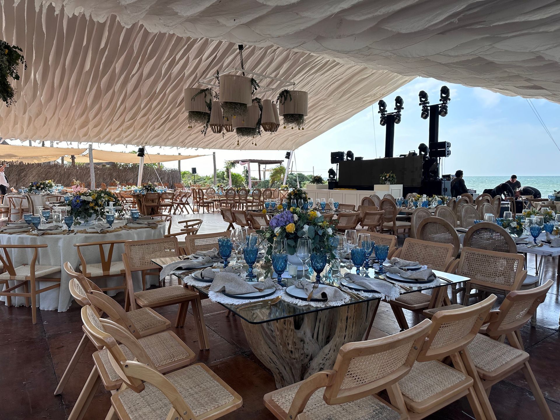 Una gran sala con mesas y sillas preparadas para una recepción de boda.