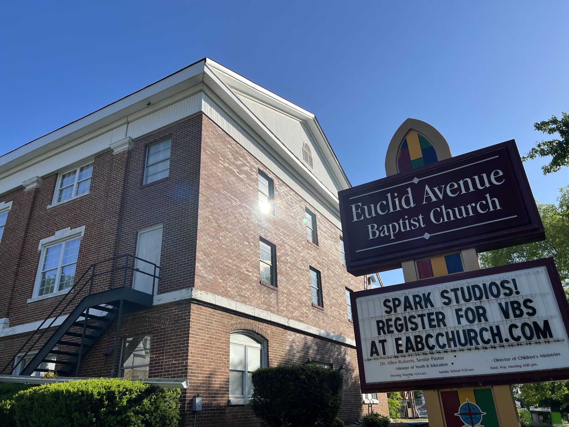 Euclid Avenue Baptist Church exterior with sign: Register for VBS at EABCCURH.com.