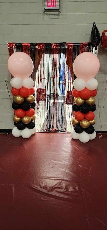 A bunch of balloons are sitting on top of each other in a room.
