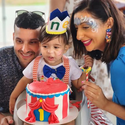 A little girl wearing a crown with the letter n on it