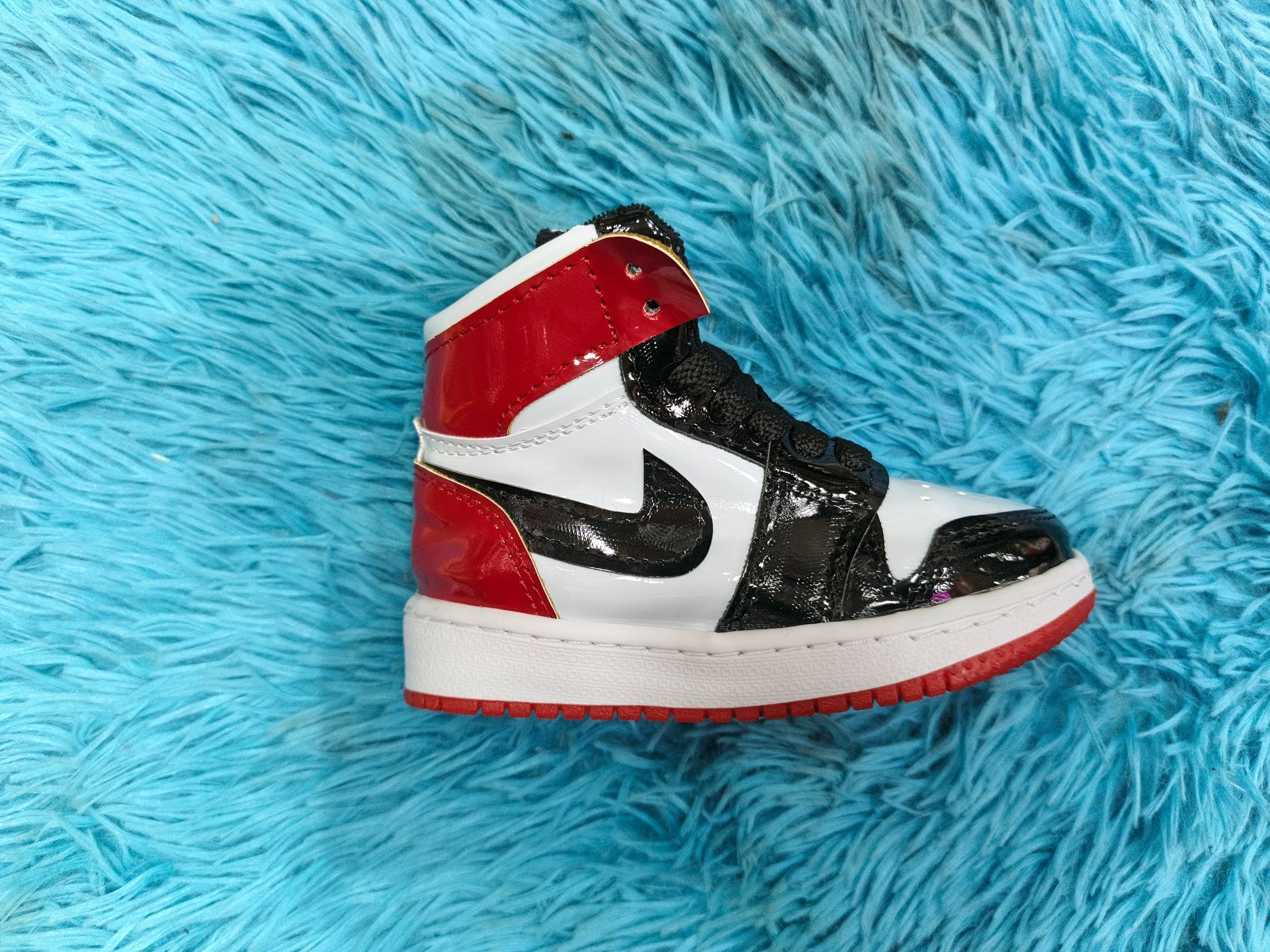 JORDAN RETRO 1 EN CHAROL NIÑO