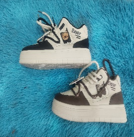 Dos zapatillas de plataforma, una blanca y negra y la otra marrón y blanca, sobre una alfombra peluda azul.