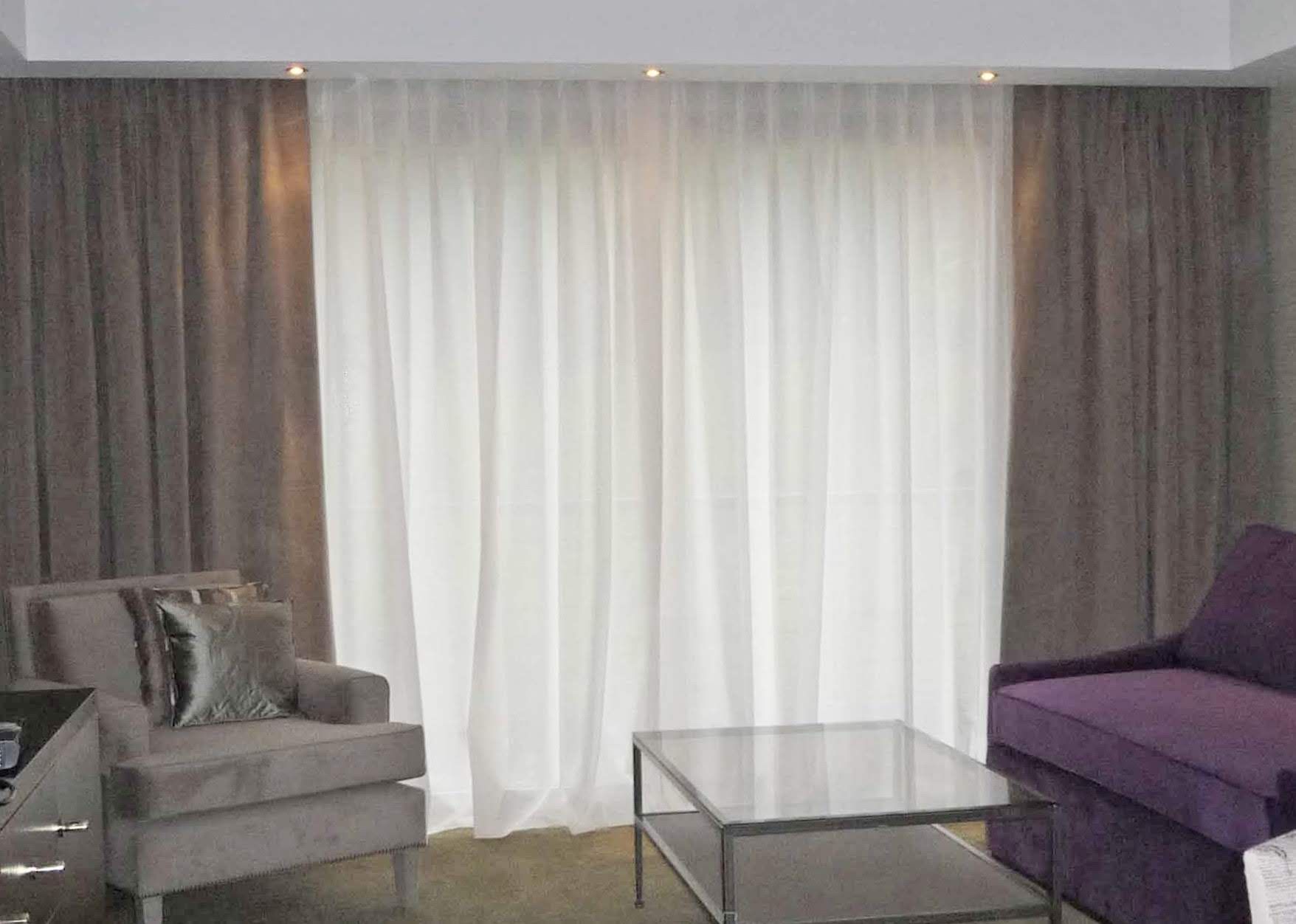 Una sala de estar con un sofá, una silla y una mesa de café.