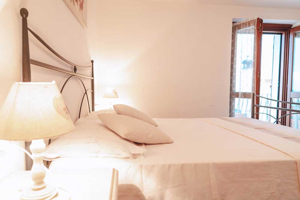 dettaglio camera da letto di casa angelina