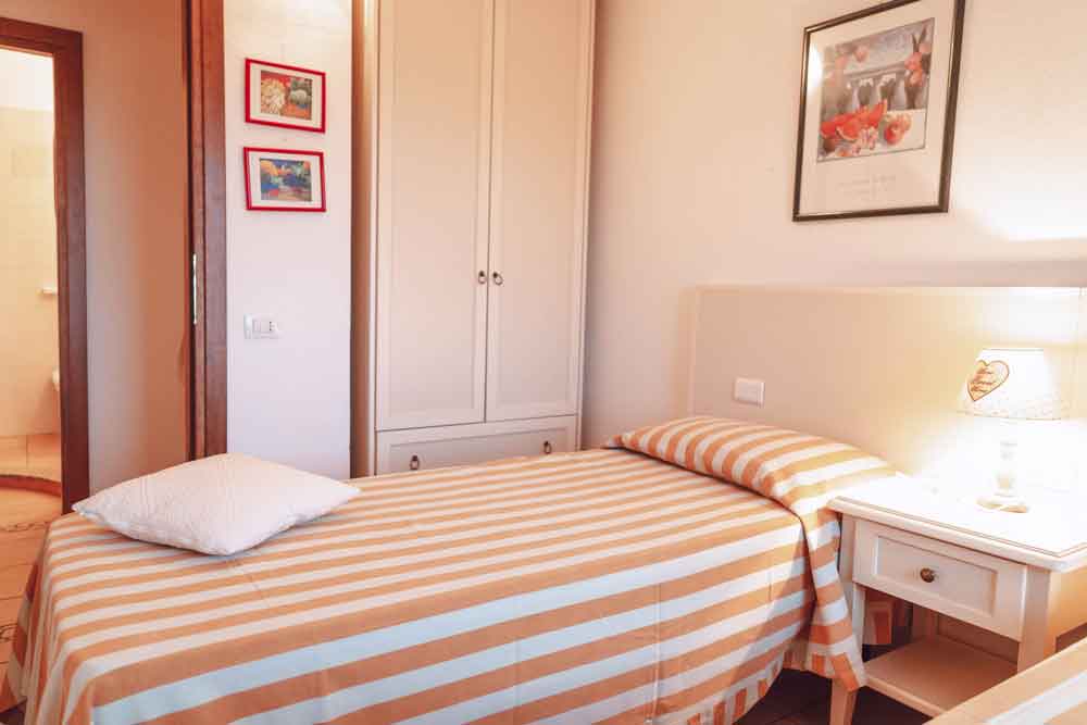 camera da letto di casa angelina