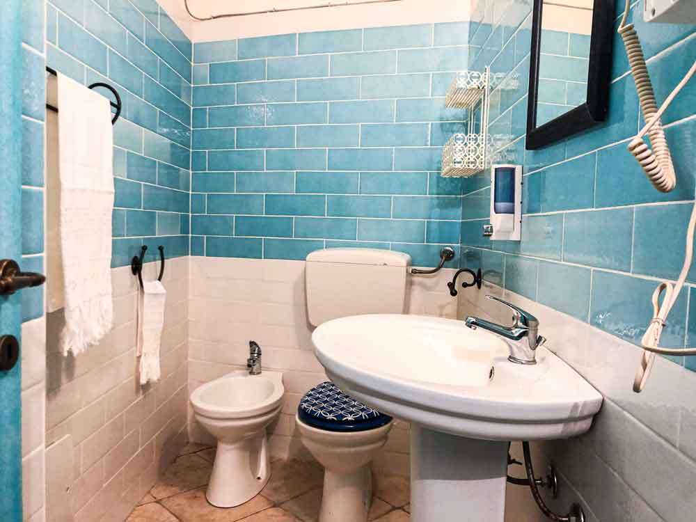 bagno con tapparelle turchesi