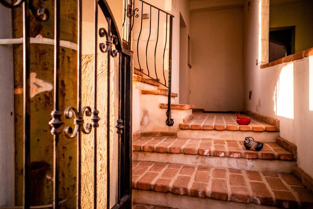 interni di Casa Janna Entosa con scala interna