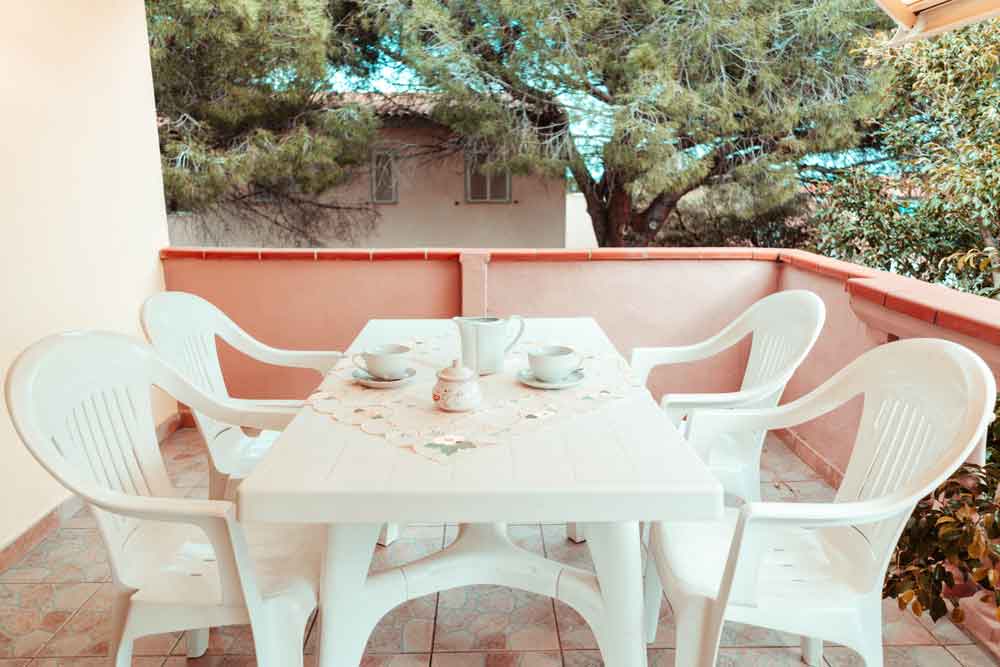 tavolo all'esterno nel terrazzo