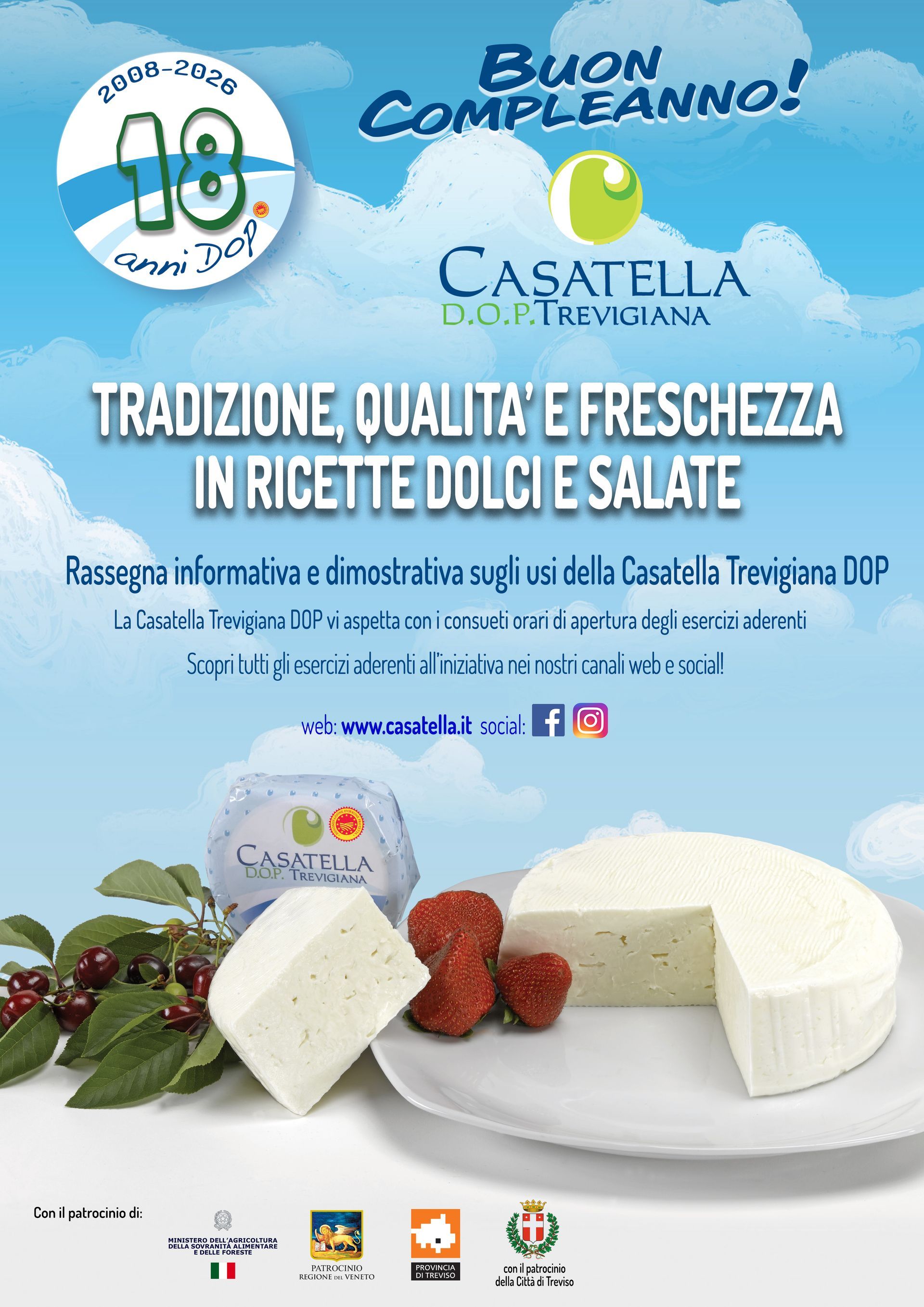 Pubblicità del formaggio Casatella con fragole, sfondo cielo azzurro e testo in italiano che promuove tradizione e freschezza.