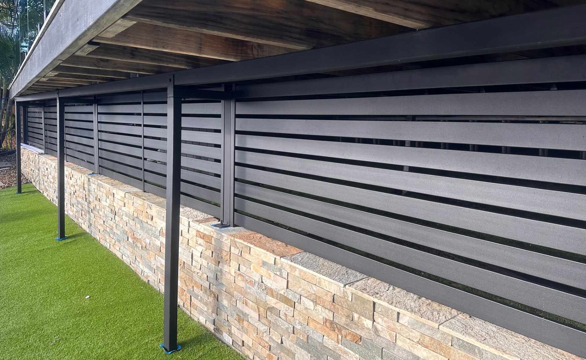 Horizontal Aluminium Slat Screen Powdercoat Textura Black