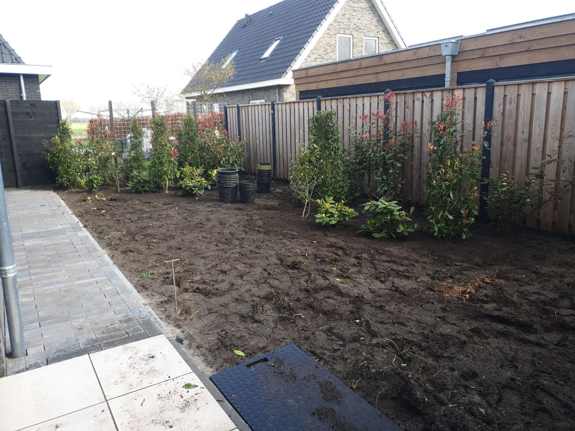 Aanleg terras, paden en beplanting