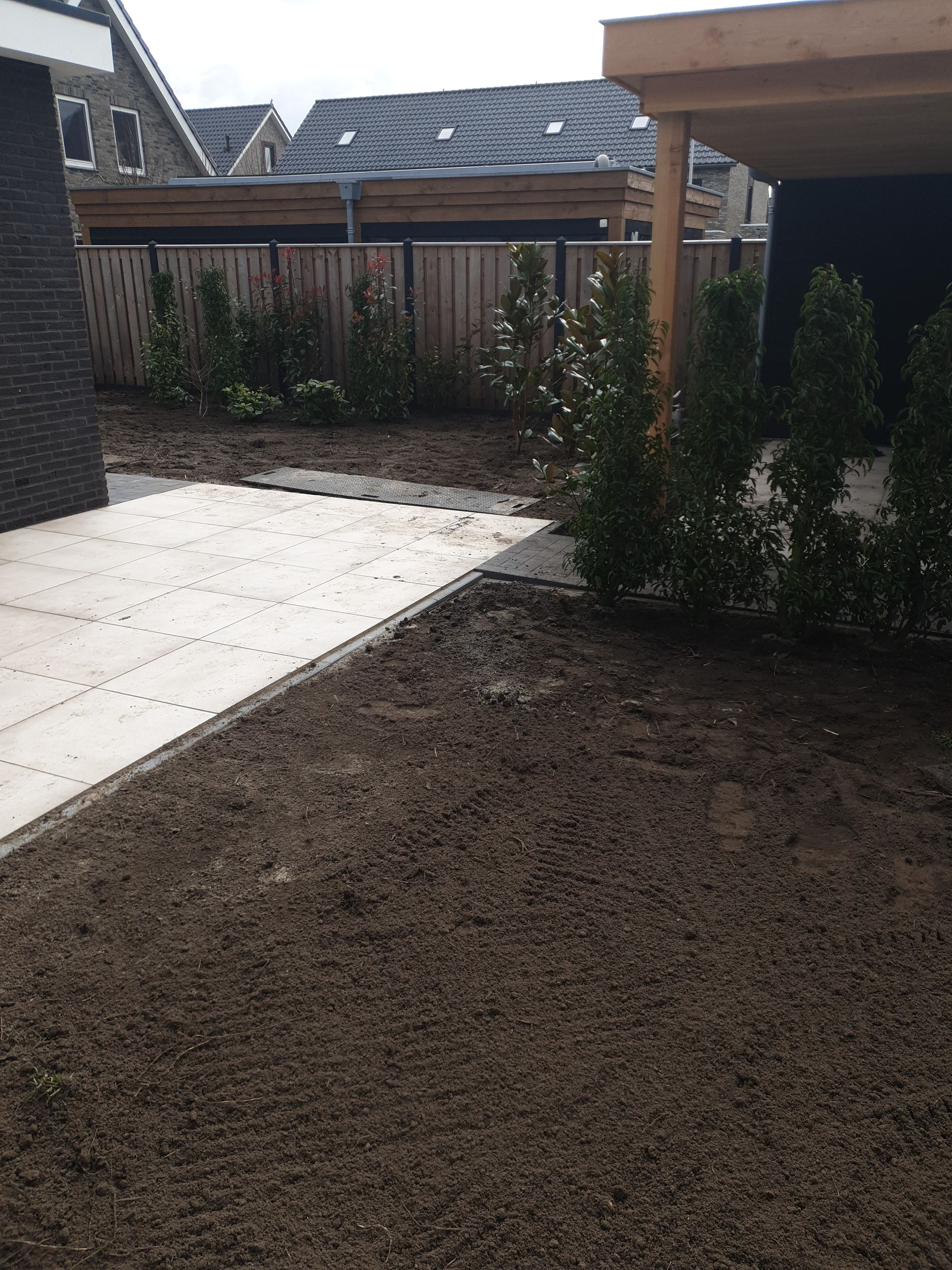 Aanleg terras, paden en beplanting