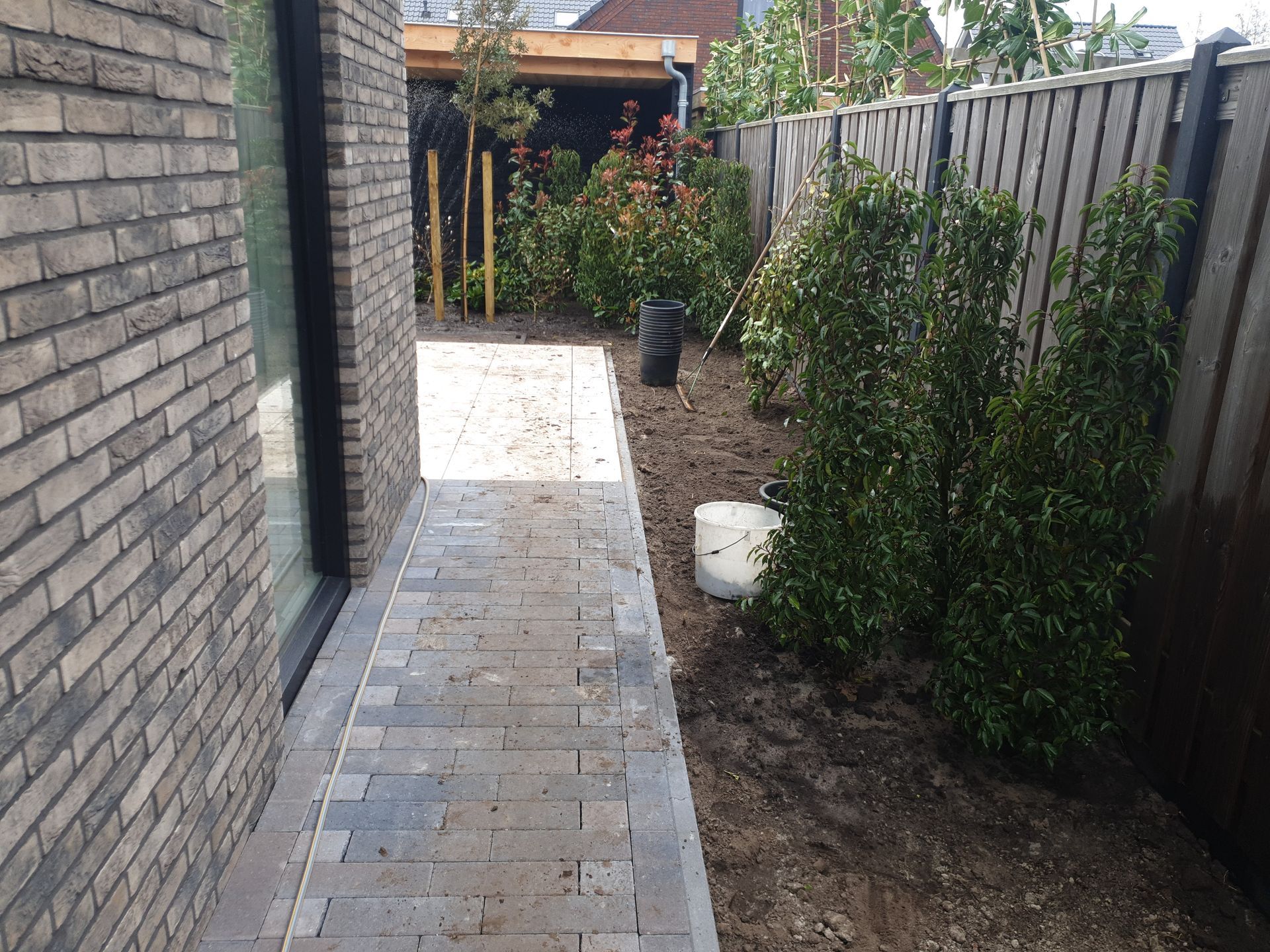 Aanleg terras, paden en beplanting