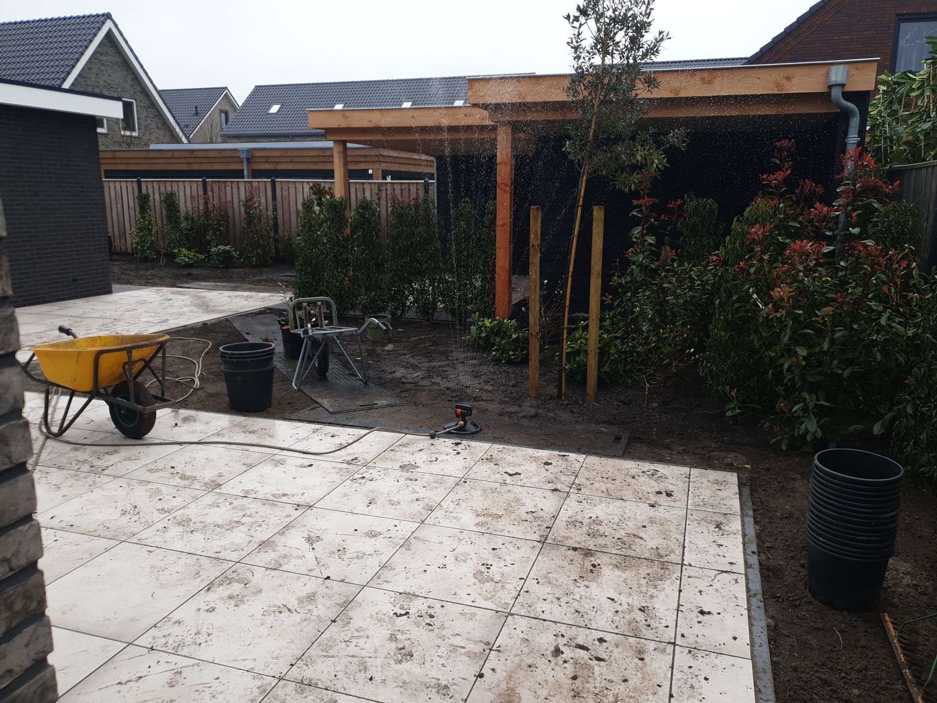 Aanleg terras, paden en beplanting