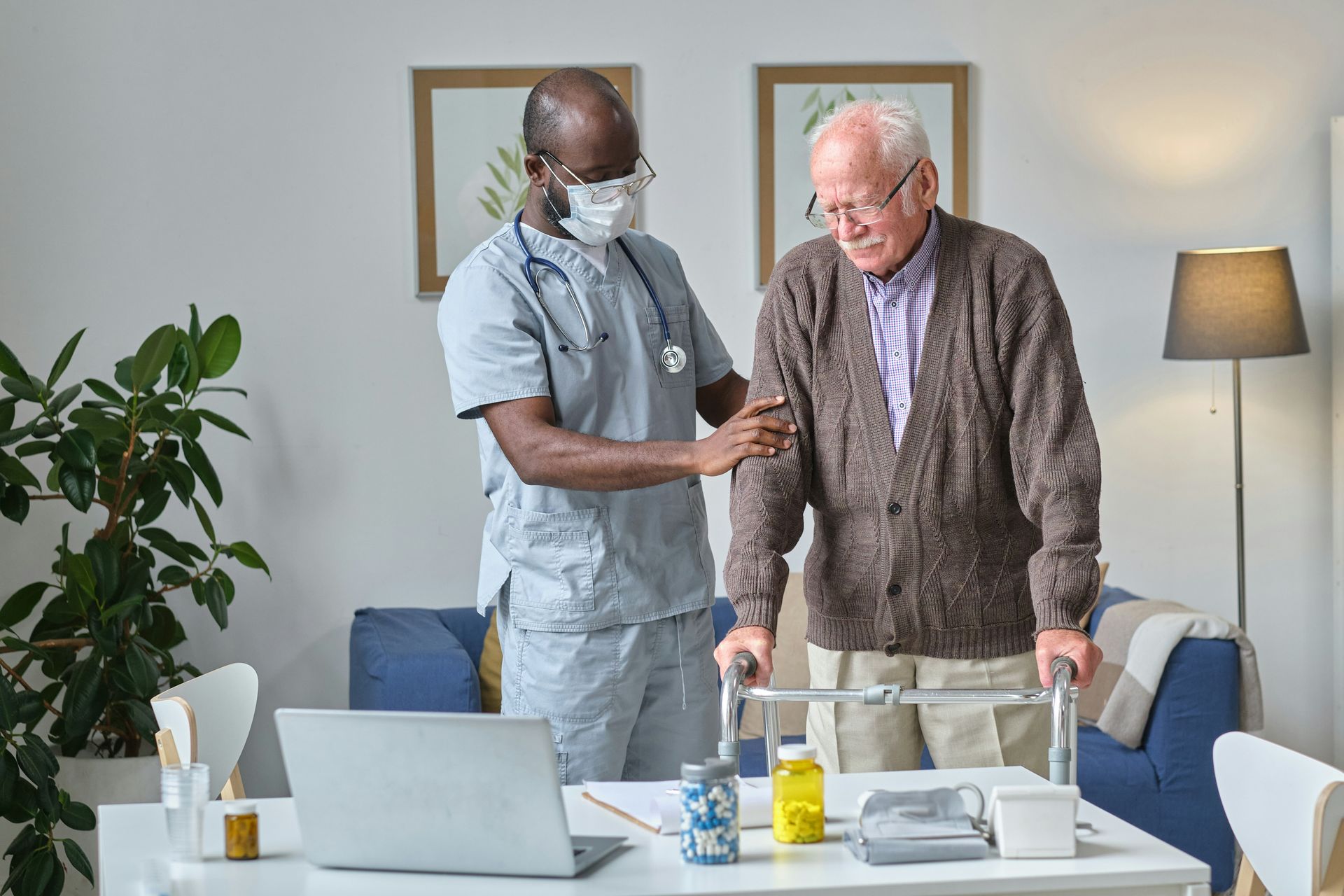 A woman in an apron is cutting flowers in a flower shop.