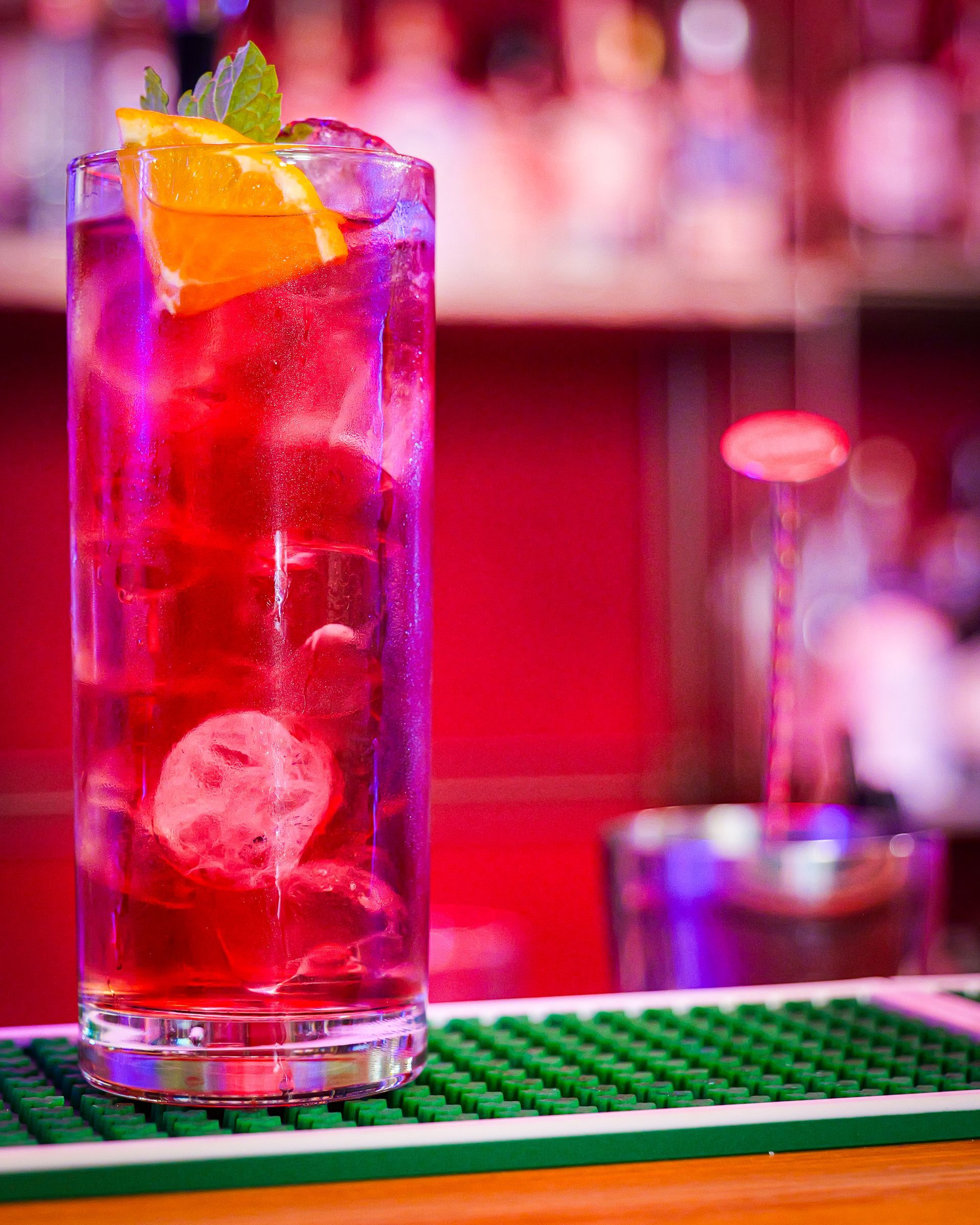 Pizza con peperoni, mozzarella, salsa di pomodoro e basilico su un piatto con bordo blu.