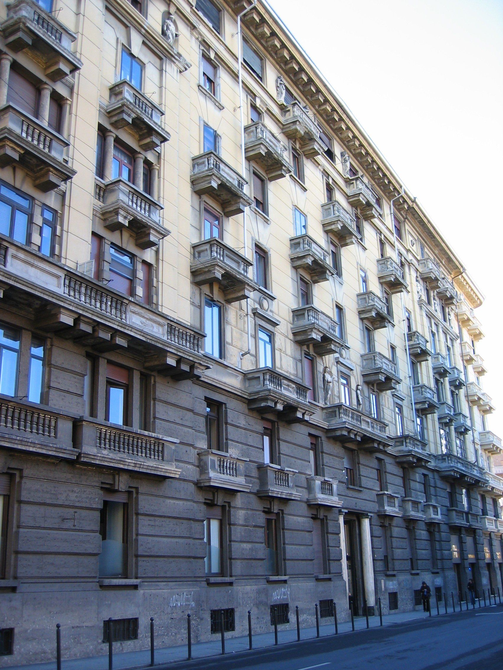 Tinteggiatura facciata Novara palazzo statue