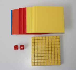 Dobbelstenen en velletjes papier