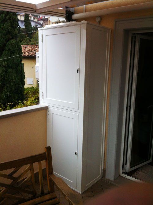 sgabuzzino con porta bianca