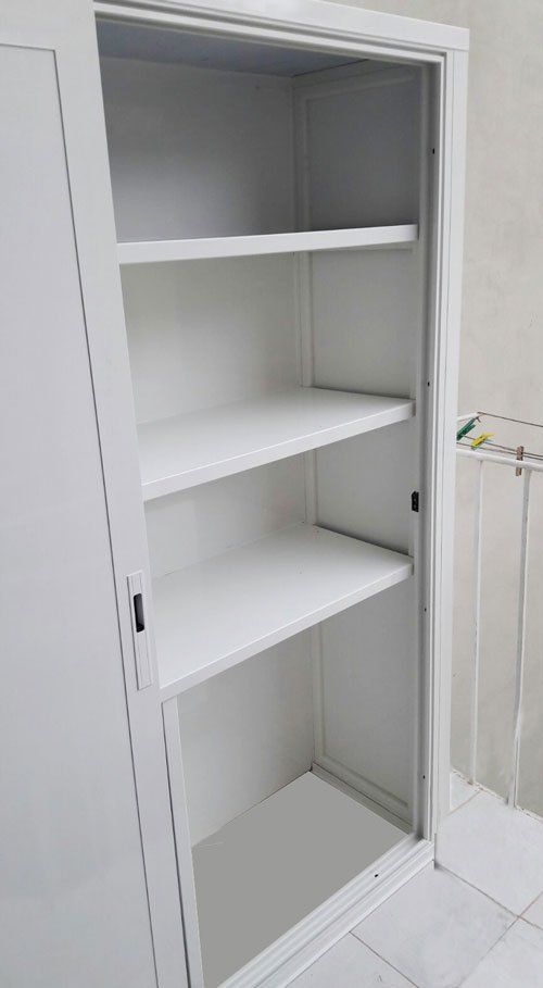 armadio con scaffali bianchi