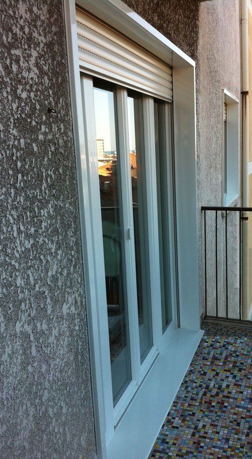 finestra bianca con tapparella